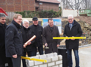 v.l. Thomas Böhm, Ludger Wilde (beide Stadt Dortmund) Hans-Dieter Derenthal, Rudolf Schmidt, Thomas Bura (Vorstände d. Genossenschaft) u. Joachim Pohlmann (Vorsitzender d. Aufsichtsrates) bei der Grundsteinlegung
